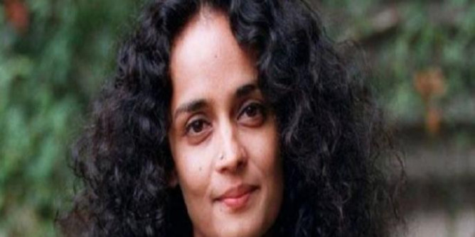 पाकिस्तान के बारे में ये बात कह कर ट्रोल हुईं लेखिका अरुंधति रॉय