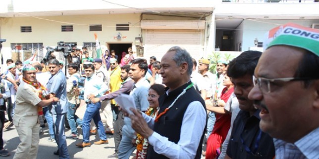 गहलोत ने जयपुर में किया कांग्रेस प्रत्याशी के समर्थन में जनसम्पर्क