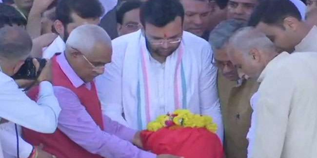 बेटे रोहन ने नम आंखों से गंगा में प्रवाहित की पिता अरुण जेटली की अस्थियां