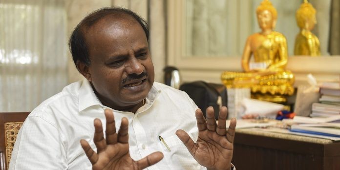 आत्महत्या करने वाले किसान के घर पहुंचे CM कुमारस्वामी, दिया मुआवजा