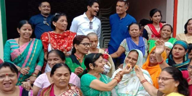 भाजपा कार्यालय में हुआ कार्यक्रम का आयोजन, मुस्लिम महिलाओं को खिलाई मिठाई