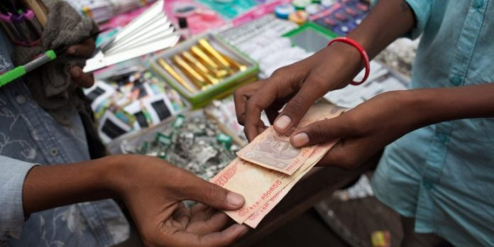 भारत की अर्थव्यवस्था डगमगाई, बाज़ार में बढ़ी बेचैनी