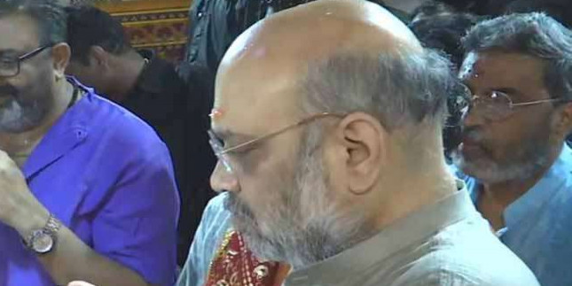 अपने पैतृक गांव पहुंचे गृह मंत्री अमित शाह, माणसा के बहुचर माता मंदिर में किए दर्शन
