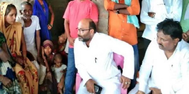अमेठी: प्रियंका गांधी के बाद पीड़ित परिवार से मिले कांग्रेस नेता, बोले- लड़ाई में साथ
