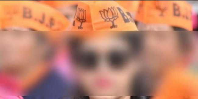 सीएम के रोड शो में स्कूली बच्चे भी हुए भाजपाई, पहनाई गई भाजपा की टोपी, मचा बवाल