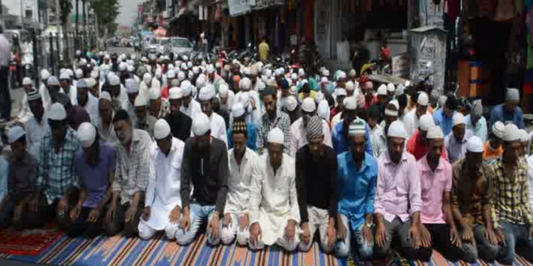 आर्टिकल 370 हटाए जाने के बाद जुमे की नमाज़ के लिए बुझे मन से तैयार श्रीनगर