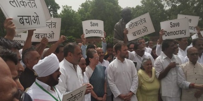 कर्नाटक संकट: संसद में धरने पर बैठे कांग्रेस सांसद, सोनिया-राहुल भी मौजूद