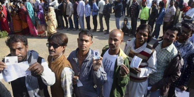 महाराष्ट्र-हरियाणा में धीमी गति से हो रहा मतदान, कई जगह ईवीम में मिल रही शिकायतें