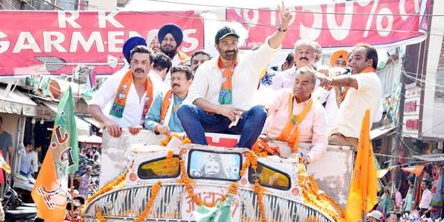 Sunny Deol Elections News 2019: सनी देयोल ने खुले ट्रक में निकाला 50 किमी लंबा रोड शो, दिखा 'गदर' अवतार