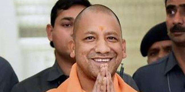 यूपी में बाल पोषण माह की हुई शुरुआत, CM योगी ने अपने हाथ से परोसा खाना