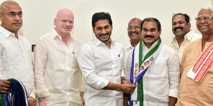 Senior TDP leader Thota Trimurthulu meets Andhra CM Jagan, joins YSRCP