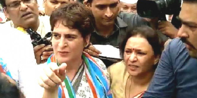 प्रियंका गांधी महिलाओं पर हो रहे अत्याचार के विरोध में सड़क पर उतरीं