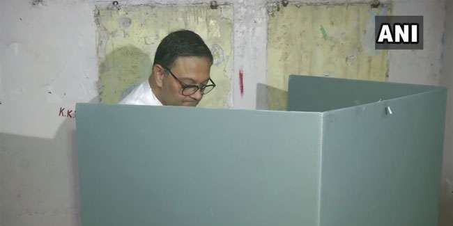 द. कोलकाता संसदीय क्षेत्र से भाजपा उम्मीदवार सीके बोस ने मतदान केंद्र पर डाला अपना वोट