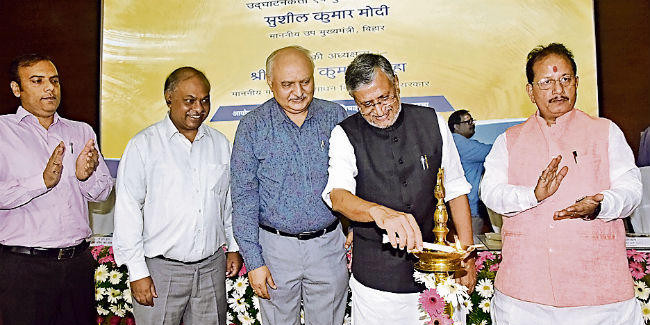 जिसके हाथ में हुनर होगा, वह कभी भूखा नहीं रह सकता : सुशील मोदी
