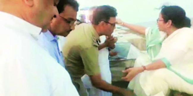 मुख्यमंत्री के पैर छूते आइजी का वीडियो हुआ वायरल
