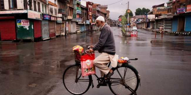 कश्मीर में सामान्य हो रहे हालात, सोमवार से खोले जा सकते हैं स्कूल-कॉलेज