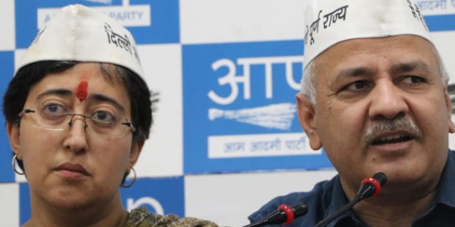 अपने खिलाफ आपत्तिजनक पर्चे बंटवाने पर रो पड़ीं AAP प्रत्याशी आतिशी, गौतम गंभीर पर लगाया आरोप