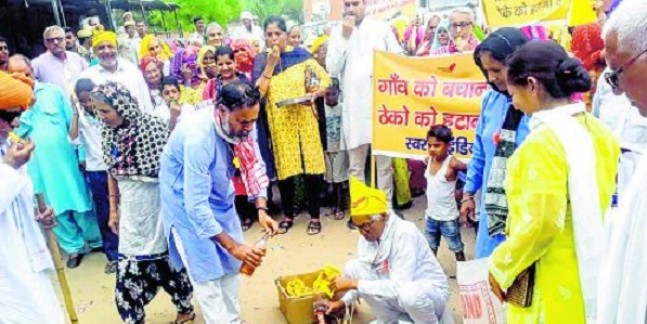 योगेंद्र यादव ने वर्करों के साथ शराब ठेके को लगाया ताला