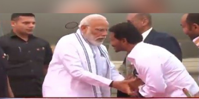 PM मोदी ने रोका, फिर भी CM जगन रेड्डी ने छुए पैर