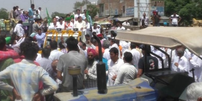 नामांकन करने निकले थे चरणजीत रोडी, किसानों ने रोका रास्ता, अभय ने मिनते की तो 20 मिनट बाद जाने दिया
