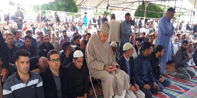 Farooq Abdullah offers Friday congregational prayers at Asaar-e-Sharief Hazratbal