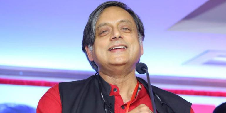 उमर के समर्थन में उतरे शशि थरूर, कहा- कश्मीरी नेताओं के साथ हर भारतीय खड़ा हो