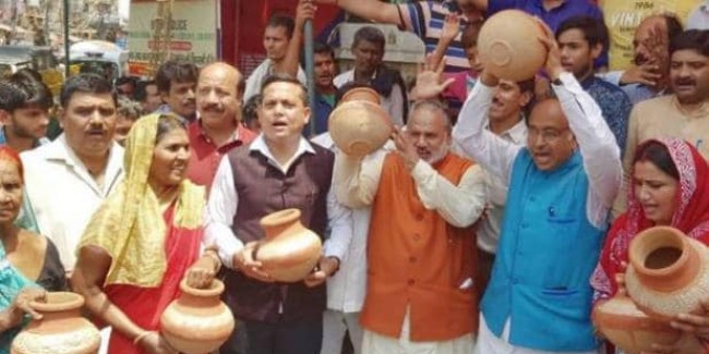 दिल्ली में पानी की किल्लत पर BJP का मटका फोड़ प्रदर्शन, केजरीवाल पर साधा निशाना