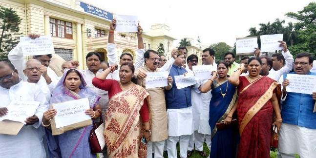मॉनसून सत्र : विपक्षी दलों के सदस्यों का हंगामा, RJD विधायक ने दी इस्तीफे की धमकी