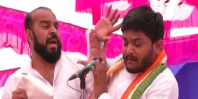 कांग्रेस नेता हार्दिक पटेल को रैली के दौरान शख्स ने जड़ा थप्पड़, भाजपा पर लगाया आरोप