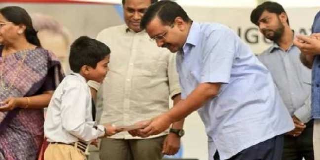 सीएम अरविंद केजरीवाल ने स्कूली बच्चों में बांटे मास्क, प्रदूषण के लिए हरियाणा-पंजाब सरकार को ठहराया जिम्मेदार