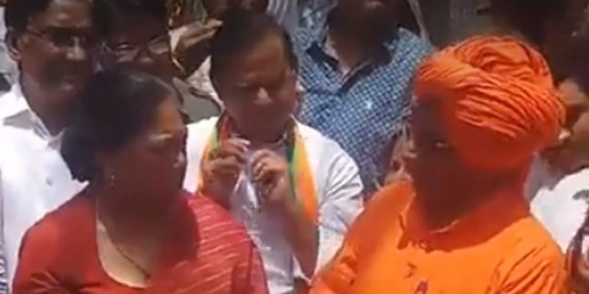 जीत के बाद वसुंधरा राजे से मिलने पहुंचे नए सांसद, मिठाई खिलाकर दी बधाई