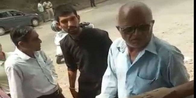 ओवरलाड एचआरटीसी बस का चालान करने पर ड्राइवर व कंडक्टर का हंगामा, आधा घंटा रोके रखी बस