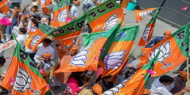 समाजवादी पार्टी के पूर्व सांसद संजय सेठ और सुरेंद्र नागर BJP में शामिल