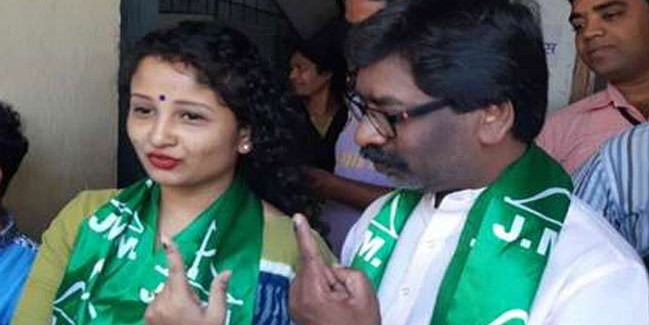 झारखंड के पूर्व CM हेमंत सोरेन और उनकी पत्नी पर FIR