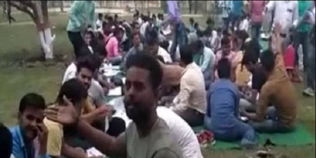 बिहार की बदहाल शिक्षा व्यवस्था, सीढ़ी और मैदान में बैठ परीक्षा देने को मजबूर छात्र