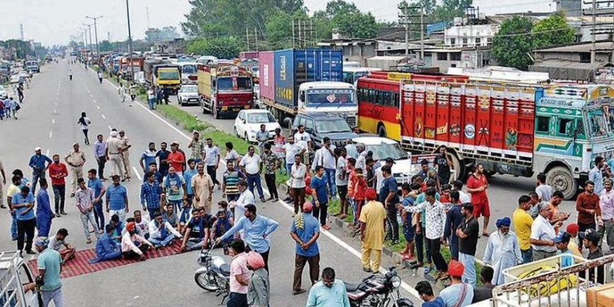 बेराेजगाराें पर पुलिस ने लाठियां भांजीं, 25 डिग्री तापमान में की पानी की बाैछारें, गिरने पर भी पीटा