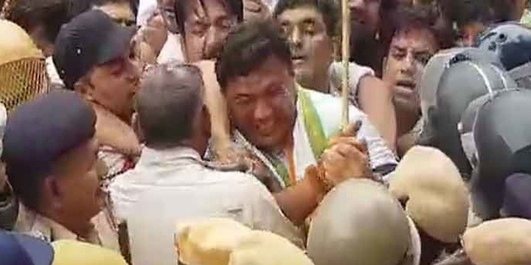 विकास चौधरी हत्याकांड -कांग्रेस प्रदेशाध्यक्ष और पुलिस के बीच झड़प, जमकर हुई धक्का-मुक्की, हालात तनावपूर्ण