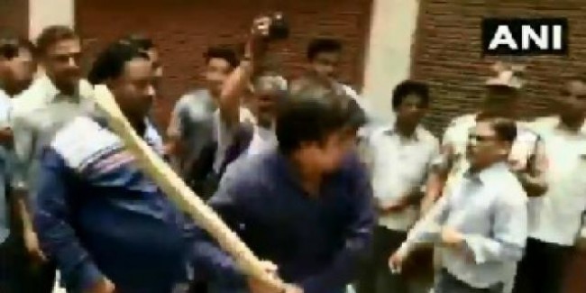 विजयवर्गीय के विधायक बेटे आकाश ने निगम अफसर को बैट से पीटा; गिरफ्तार