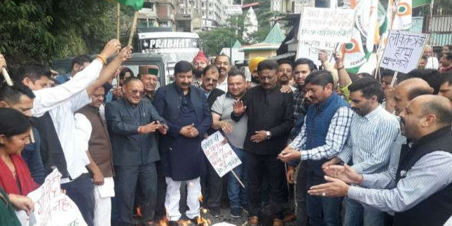 प्रियंका गांधी को हिरासत में लेने के विरोध में हिमाचल कांग्रेस का प्रदर्शन, योगी का पुतला जलाया