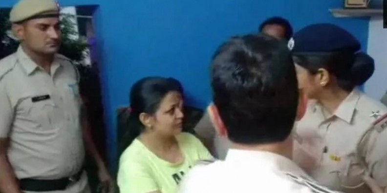 रोहतक में नवजोत सिद्धू पर फेंकी चप्पल, हिरासत में महिला