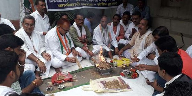 चमकी बुखार से राजनीति चमका रहे कांग्रेसी, मृत बच्चों की आत्मा की शांति के लिए हवन