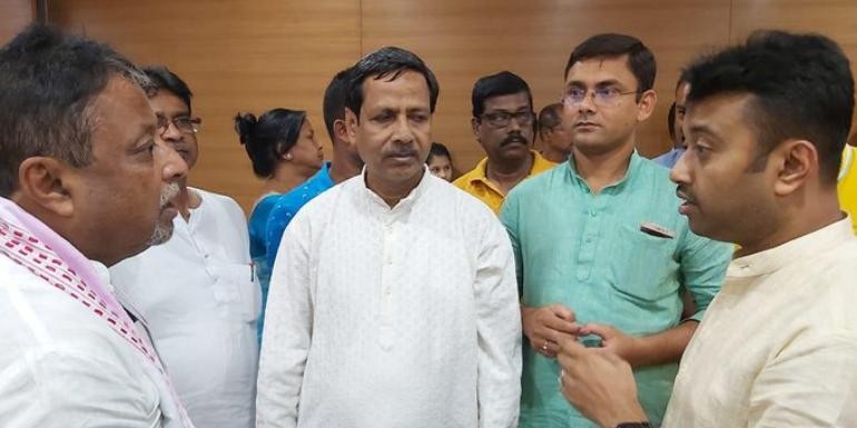 ममता 'दीदी' को बड़ा झटका, BJP में शामिल हुए 2 विधायक समेत कई नेता
