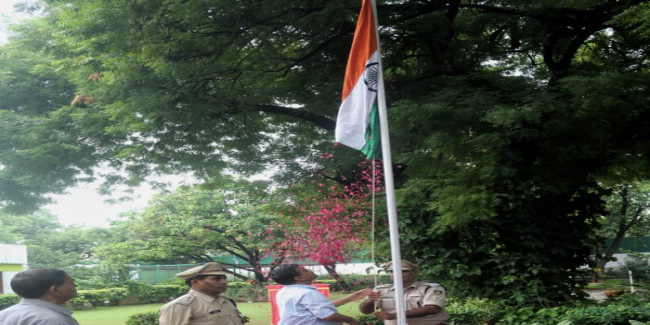 स्वतंत्रता दिवस पर मुख्यमंत्री केजरीवाल ने फहराया झंडा, जवानों के बीच बांटी मिठाइयां