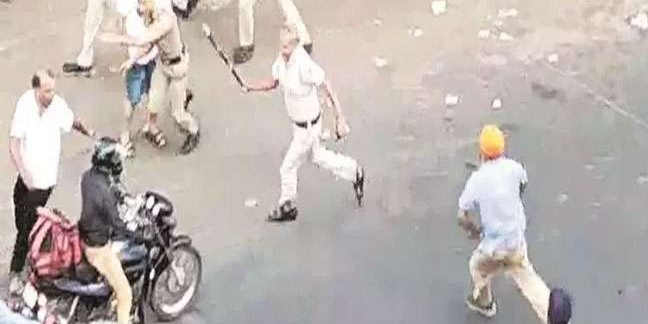 चालक पिटाई केस: HC का दिल्ली पुलिस से सवाल- बीच सड़क पर बाप-बेटे को डंडों से क्यों पीटा?