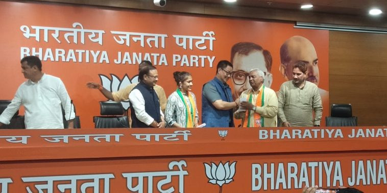 जेजेपी छोड़ बीजेपी में शामिल हुए महावीर फोगाट और बेटी बबीता फोगाट