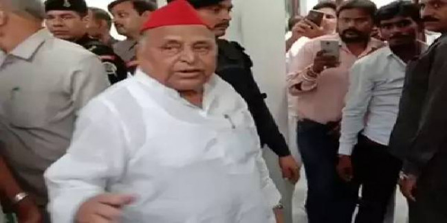 लखनऊ: अचानक सपा दफ्तर पहुंचे मुलायम सिंह, कार्यकर्ताओं को दी ये सलाह