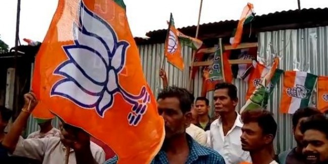 BJP कार्यकर्ताओं ने किया TMC कार्यालय पर कब्जा, कांग्रेस पार्टी के नेता को थमाई चाबी