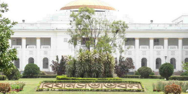 विधायक को विधानसभा से धक्का देकर किया बाहर