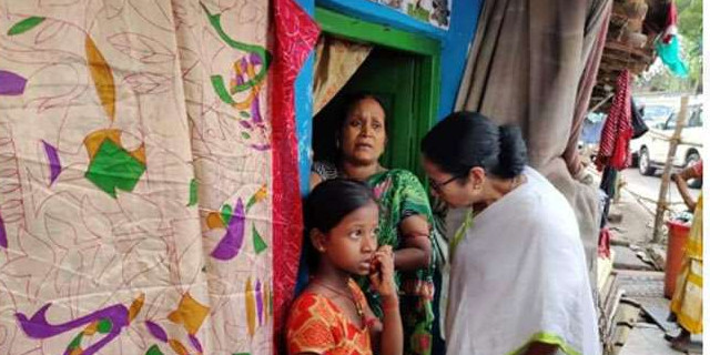 लोकसभा चुनाव के बाद फिर से जिला दौरा पर ममता बनर्जी, बस्ती की बदहाली पर भड़कीं ममता