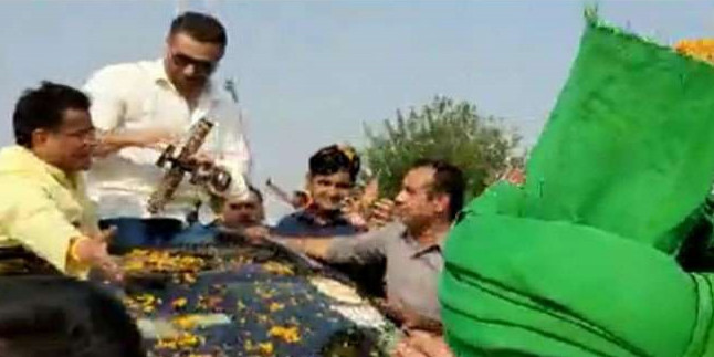 Sunny Deol के Roadshow में BJP को समर्थन दे कार पर सवार हो गए INLD प्रत्याशी